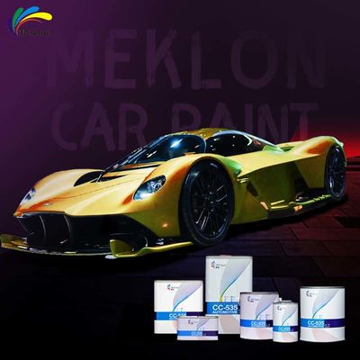 Złoty blask i głębia samochodu z złotą perłą farby samochodowej