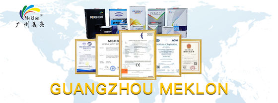 Złoty blask i głębia samochodu z złotą perłą farby samochodowej