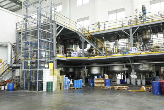 Ultra trwała, szybko susząca się i odporna na promieniowanie UV przezroczysta czerwona farba samochodowa